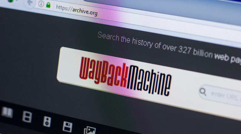 Google removes cached site links, pushing users to the Wayback Machine